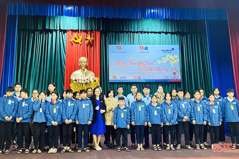 Tặng 200 chiếc áo ấm cho học sinh miền núi huyện Kỳ Anh