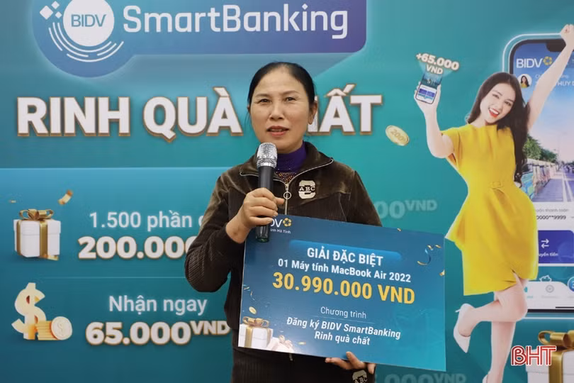 Khách hàng ở Hà Tĩnh trúng giải đặc biệt “Đăng ký BIDV SmartBanking - rinh quà chất”
