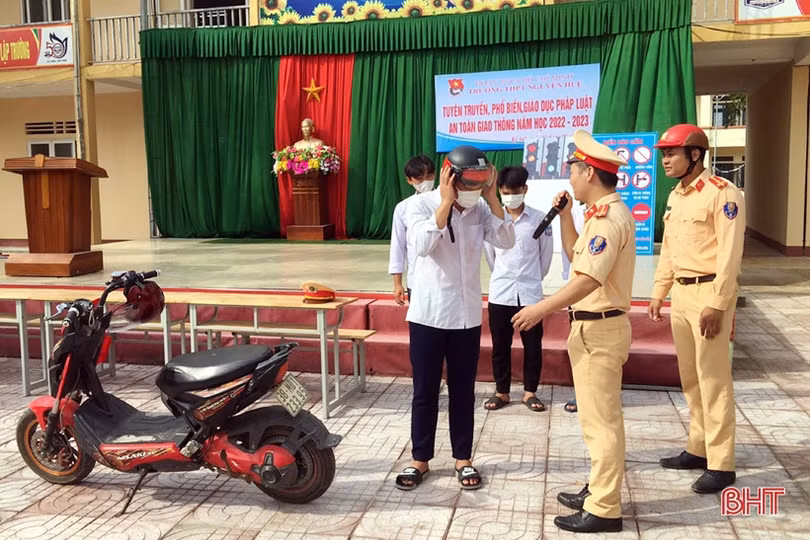 Tuyên truyền an toàn giao thông cho hơn 3.600 học sinh, người dân huyện Kỳ Anh