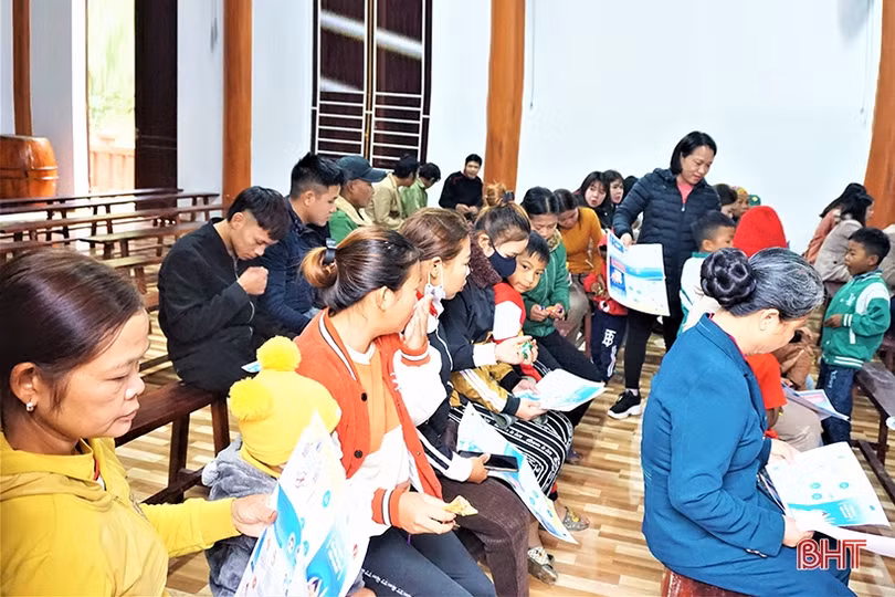 Bà con dân tộc Chứt học cách chăm sóc sức khỏe sinh sản