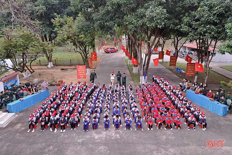 Gần 200 học sinh Nghi Xuân được trải nghiệm, thử làm chiến sĩ biên phòng