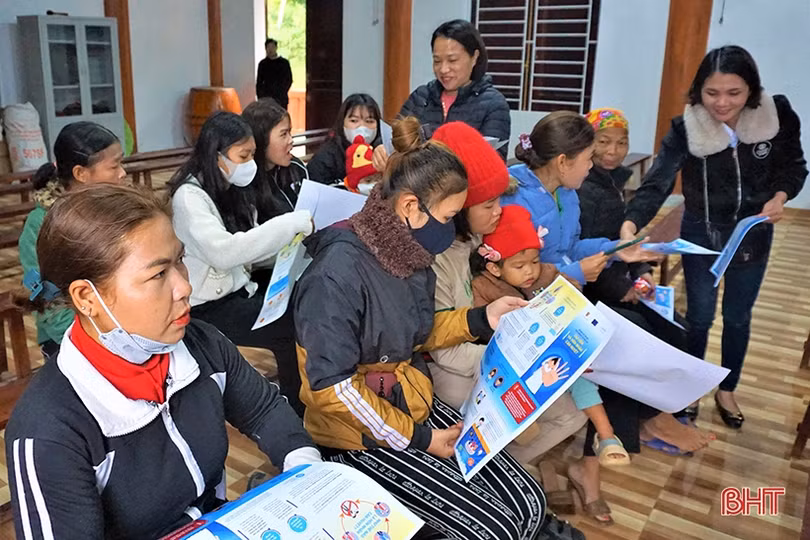Bà con dân tộc Chứt học cách chăm sóc sức khỏe sinh sản