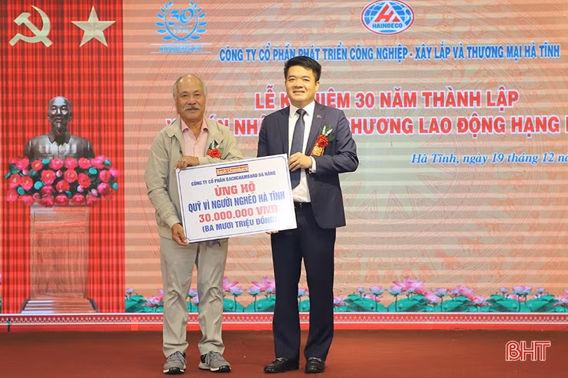 Công ty CP Phát triển công nghiệp - xây lắp và thương mại Hà Tĩnh đón nhận Huân chương Lao động hạng Nhất