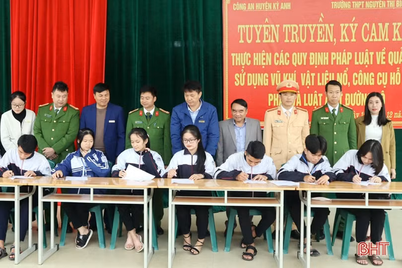 Tuyên truyền an toàn giao thông cho hơn 3.600 học sinh, người dân huyện Kỳ Anh