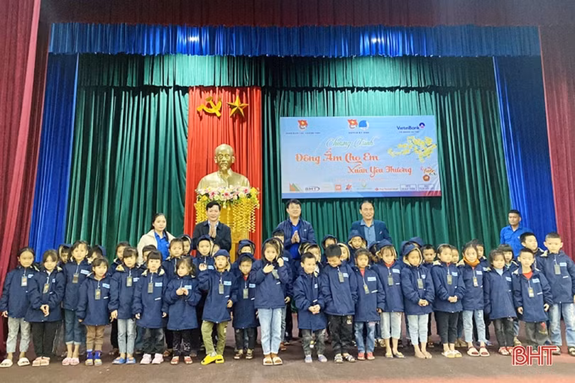 Tặng 200 chiếc áo ấm cho học sinh miền núi huyện Kỳ Anh