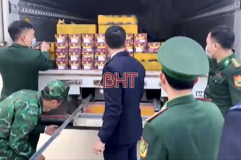Bắt đối tượng vận chuyển hơn 1 tạ pháo qua Cửa khẩu quốc tế Cầu Treo