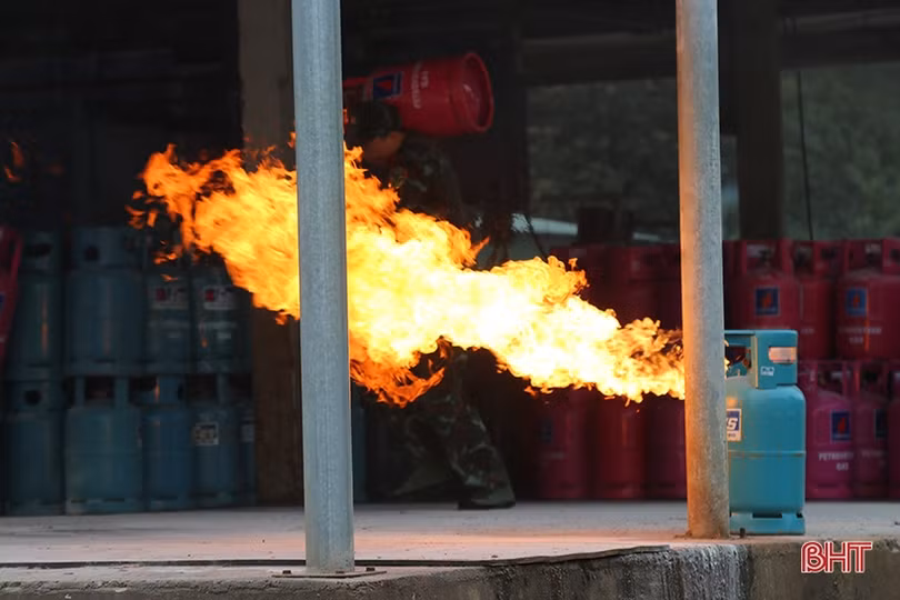Diễn tập các tình huống cháy, nổ khí gas ở Nghi Xuân