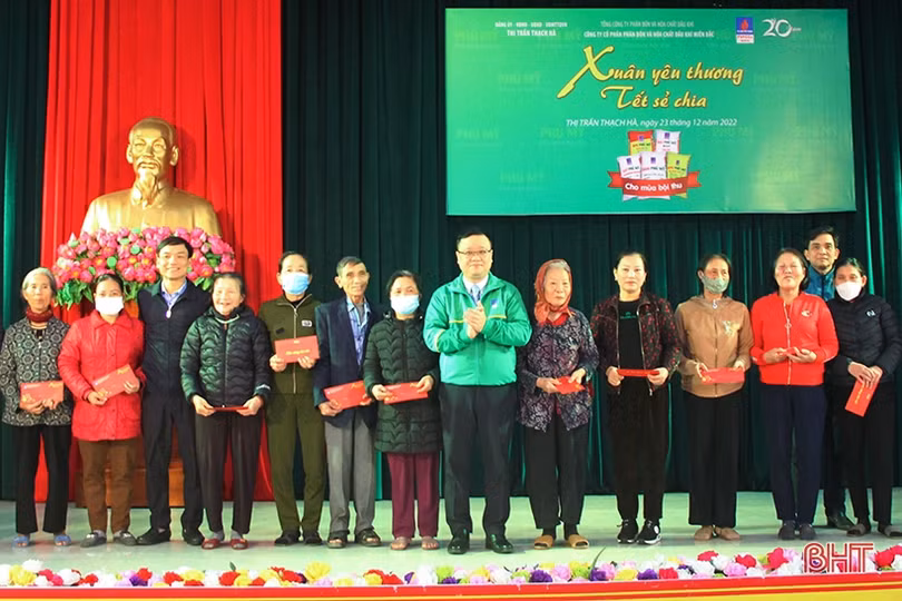 Hàng trăm suất quà tết đến với người nghèo Hà Tĩnh