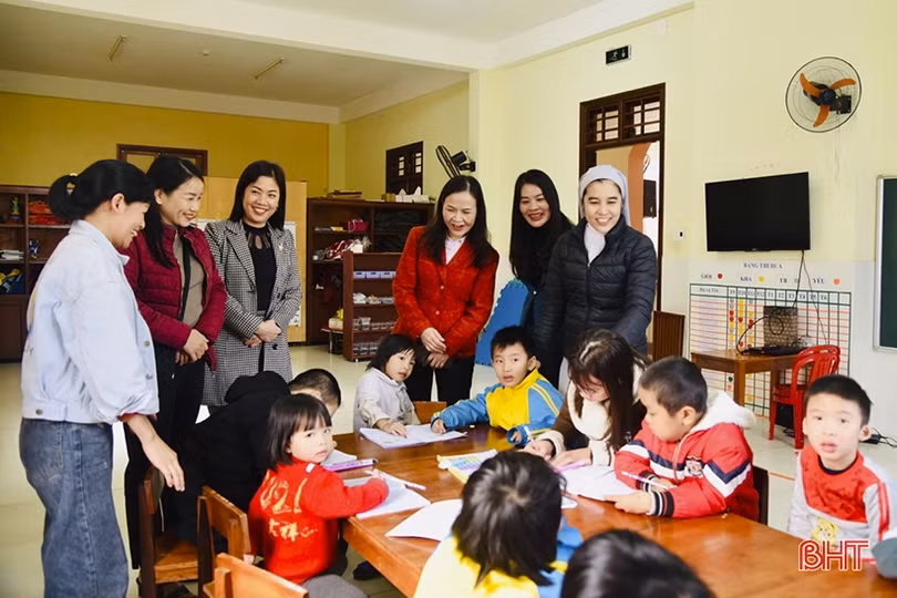 Hội phụ nữ các cấp ở Hà Tĩnh tặng nhiều phần quà ý nghĩa cho cán bộ, hội viên công giáo