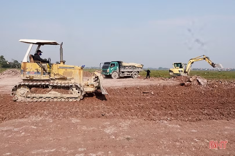 Khẩn trương san lấp mặt bằng phục vụ lễ khởi công cao tốc Bắc - Nam ở Hà Tĩnh