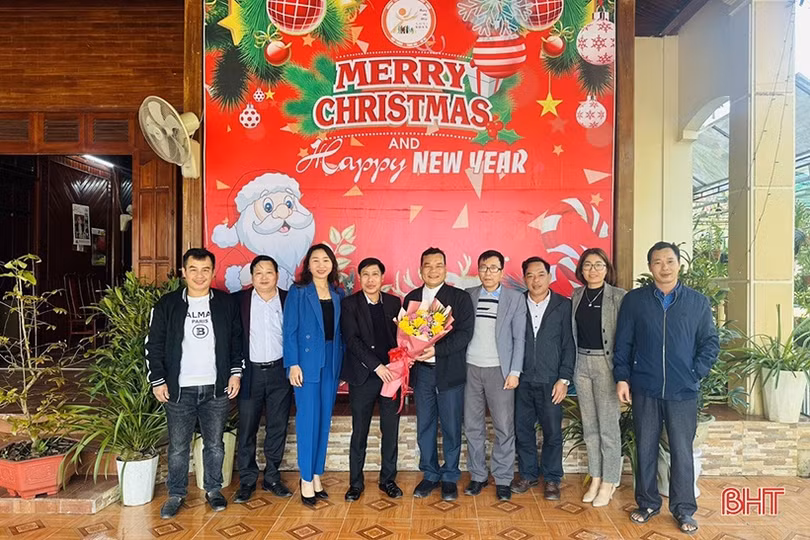 Ban Thường trực Ủy ban MTTQ tỉnh chúc mừng lễ Giáng sinh các giáo xứ