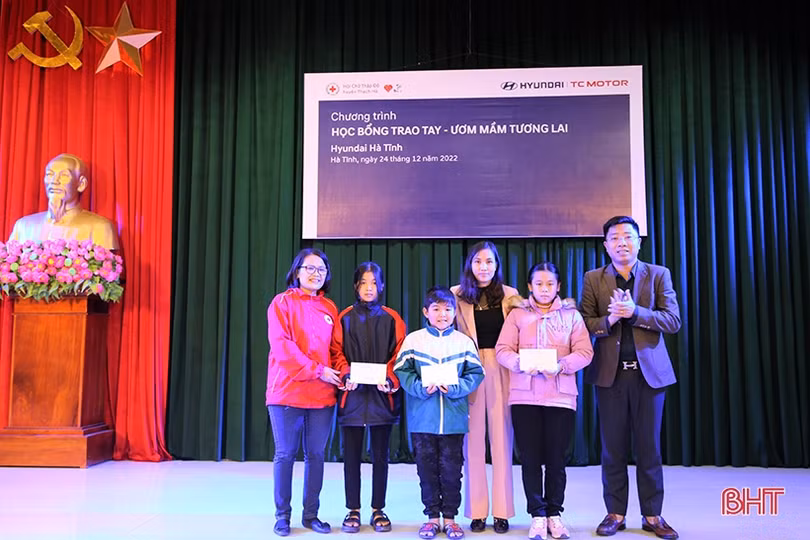 Trao 41 suất quà cho học sinh nghèo vượt khó ở Thạch Hà