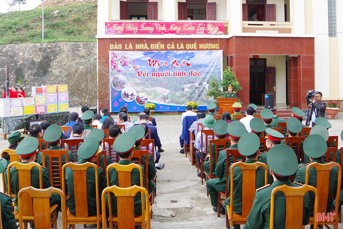 Mang xuân ấm từ đất liền ra đảo Sơn Dương