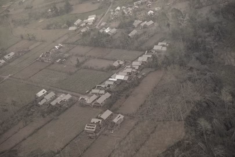 Kinh hoàng tro bụi núi lửa phủ kín cảnh vật ở Indonesia