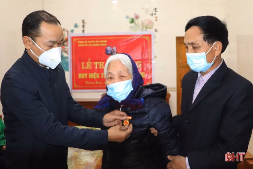 Đảng viên đầu tiên ở Vũ Quang nhận Huy hiệu 75 năm tuổi Đảng