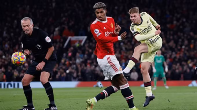 Ronaldo lập cú đúp, MU chật vật hạ Arsenal