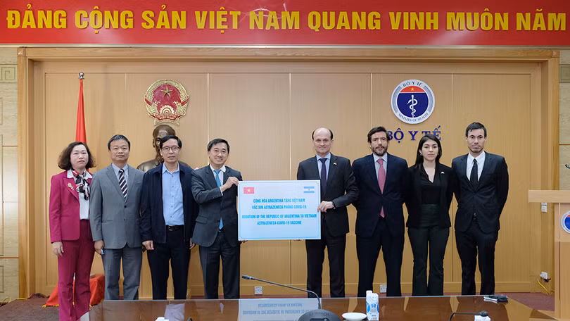 Bộ Y tế tiếp nhận 500.000 liều vaccine phòng COVID-19 Astra Zeneca do Achentina trao tặng