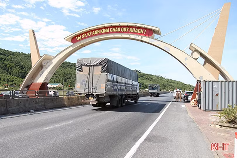 Hà Tĩnh duy trì chốt kiểm soát phía Nam trên QL 1, dỡ bỏ tạm thời chốt trên đường Hồ Chí Minh