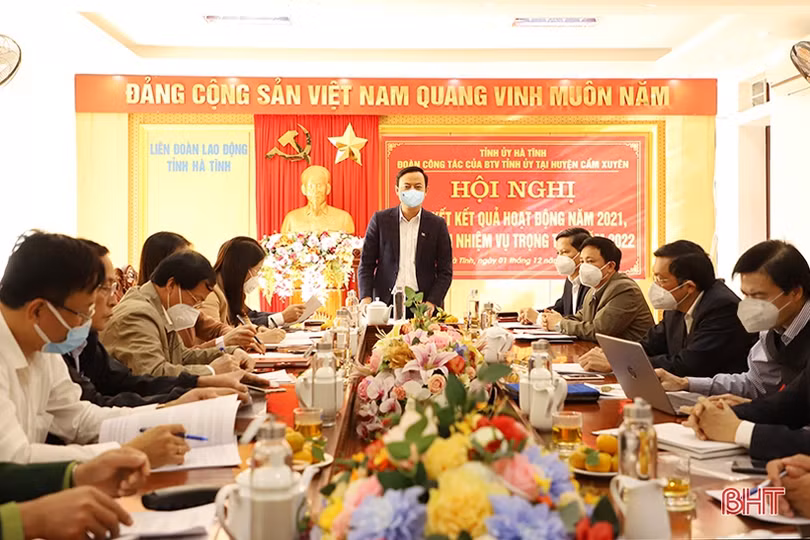 Đoàn công tác của BTV Tỉnh ủy cùng huyện Cẩm Xuyên tháo gỡ khó khăn, phát triển kinh tế - xã hội
