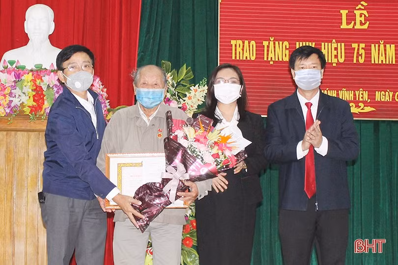 Bí thư Tỉnh ủy chúc mừng đảng viên nhận Huy hiệu 75 năm tuổi Đảng
