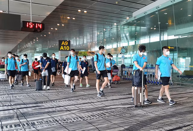 Những hình ảnh đầu tiên của ĐT Việt Nam khi đặt chân tới Singapore