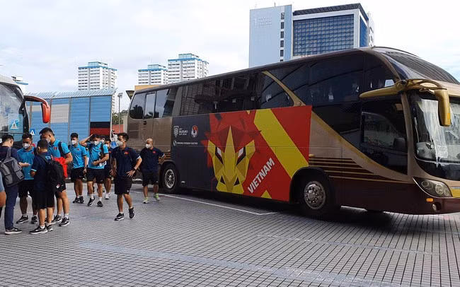 Những hình ảnh đầu tiên của ĐT Việt Nam khi đặt chân tới Singapore