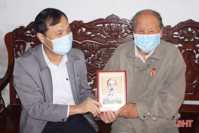 Bí thư Tỉnh ủy chúc mừng đảng viên nhận Huy hiệu 75 năm tuổi Đảng