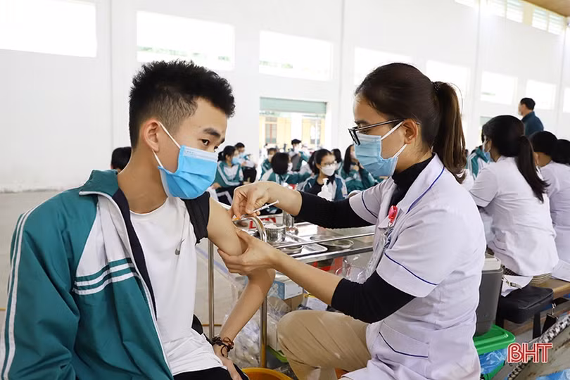 Các địa phương ở Hà Tĩnh tiêm vắc-xin phòng COVID-19 cho người từ 16 - 18 tuổi