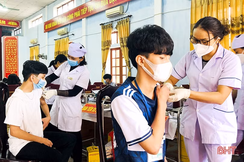 Các địa phương ở Hà Tĩnh tiêm vắc-xin phòng COVID-19 cho người từ 16 - 18 tuổi