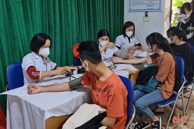 Các địa phương ở Hà Tĩnh tiêm vắc-xin phòng COVID-19 cho người từ 16 - 18 tuổi