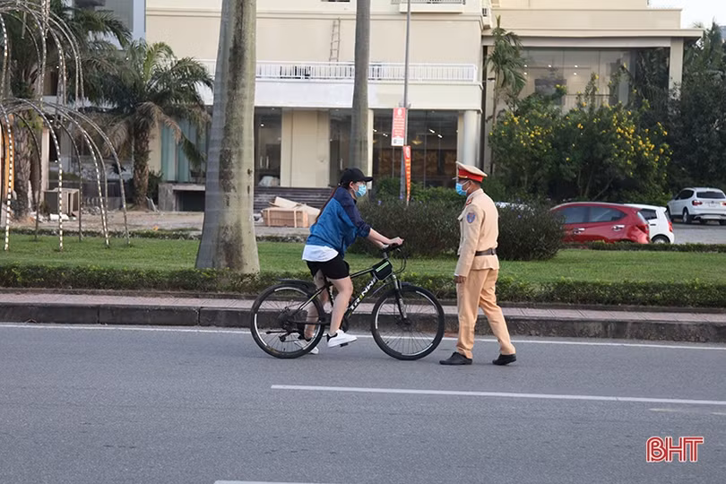 Nhắc nhở, xử phạt nhiều trường hợp đạp xe, đi thể dục vi phạm Luật Giao thông ở TP Hà Tĩnh