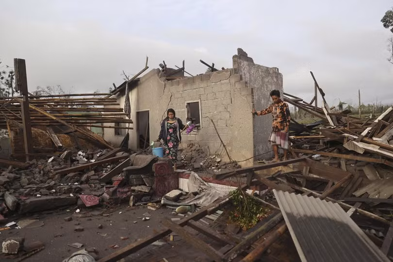 Kinh hoàng tro bụi núi lửa phủ kín cảnh vật ở Indonesia