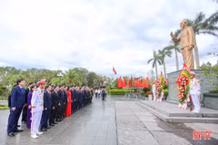 Đoàn đại biểu dự Đại hội Đảng bộ tỉnh dâng hương, báo công với Chủ tịch Hồ Chí Minh 