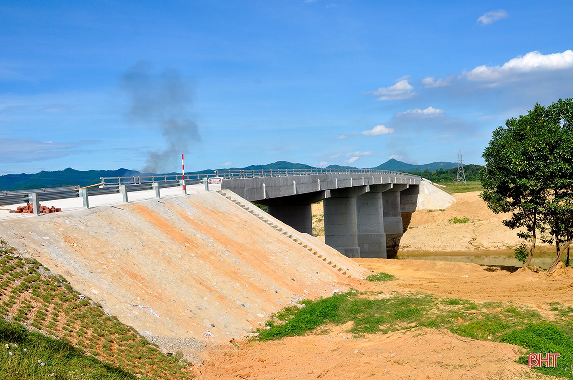 Hà Tĩnh sôi nổi khí thế thi đua trên những công trình chào mừng đại hội Đảng