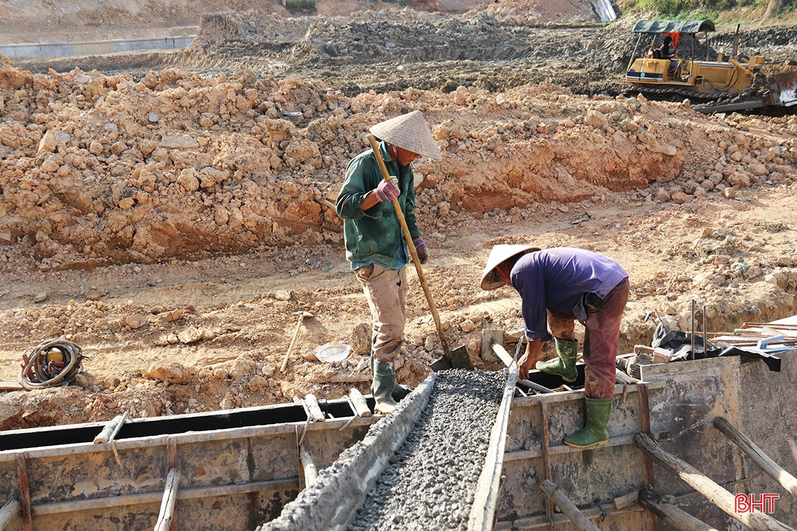 Công nhân “chạy đua” với thời tiết, thi công công trình điểm nhấn đô thị phía Nam Hà Tĩnh