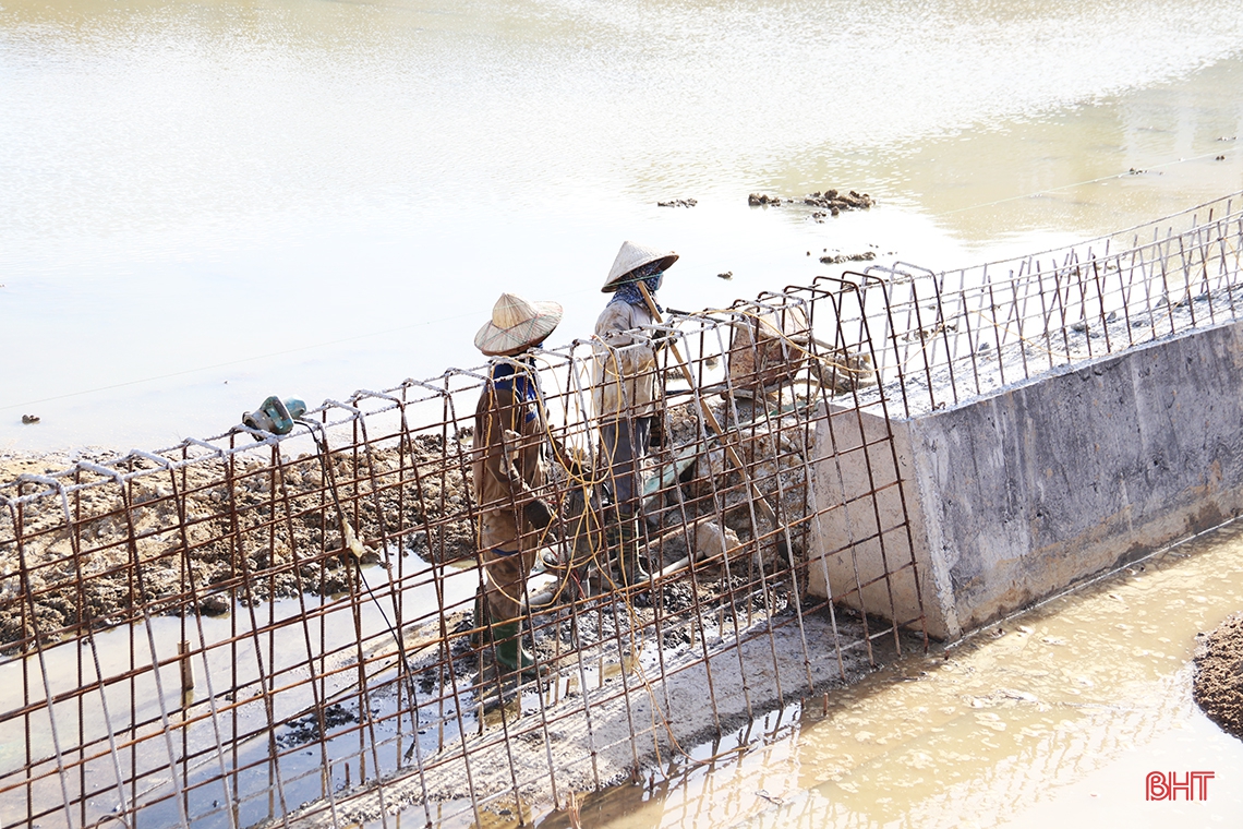 Công nhân “chạy đua” với thời tiết, thi công công trình điểm nhấn đô thị phía Nam Hà Tĩnh