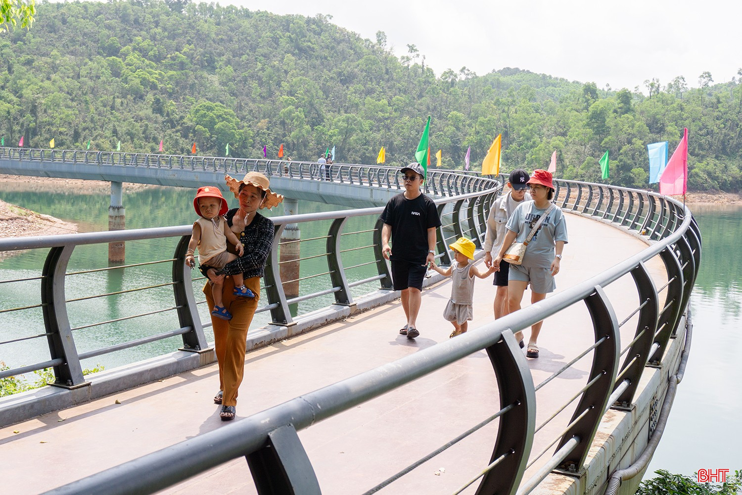 Đến với hồ Kẻ Gỗ, người dân được đắm mình trong không gian rộng lớn của "biển hồ".