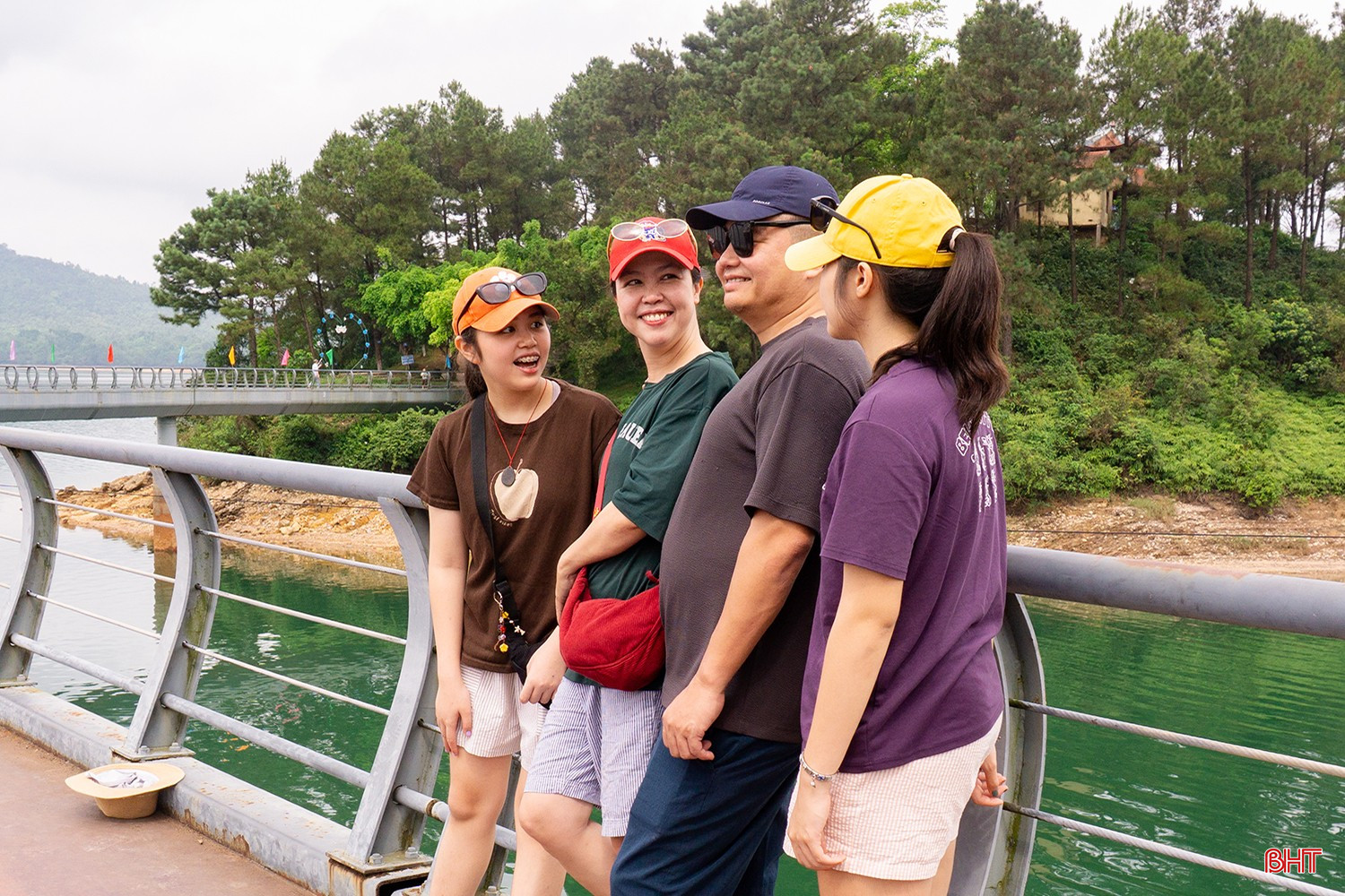 Đứng trước lòng hồ Kẻ Gỗ bao la, mọi người dường như đều cảm nhận được sự giao hoà với thiên đất trời, để tâm hồn thêm thư thái, nhẹ nhõm.