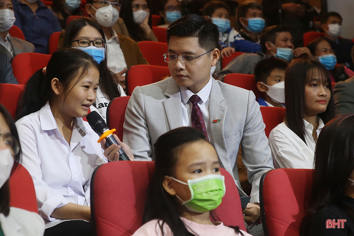 Vinh danh học sinh giỏi và tri ân các nhà hảo tâm đóng góp xây dựng quỹ khuyến học Hà Tĩnh
