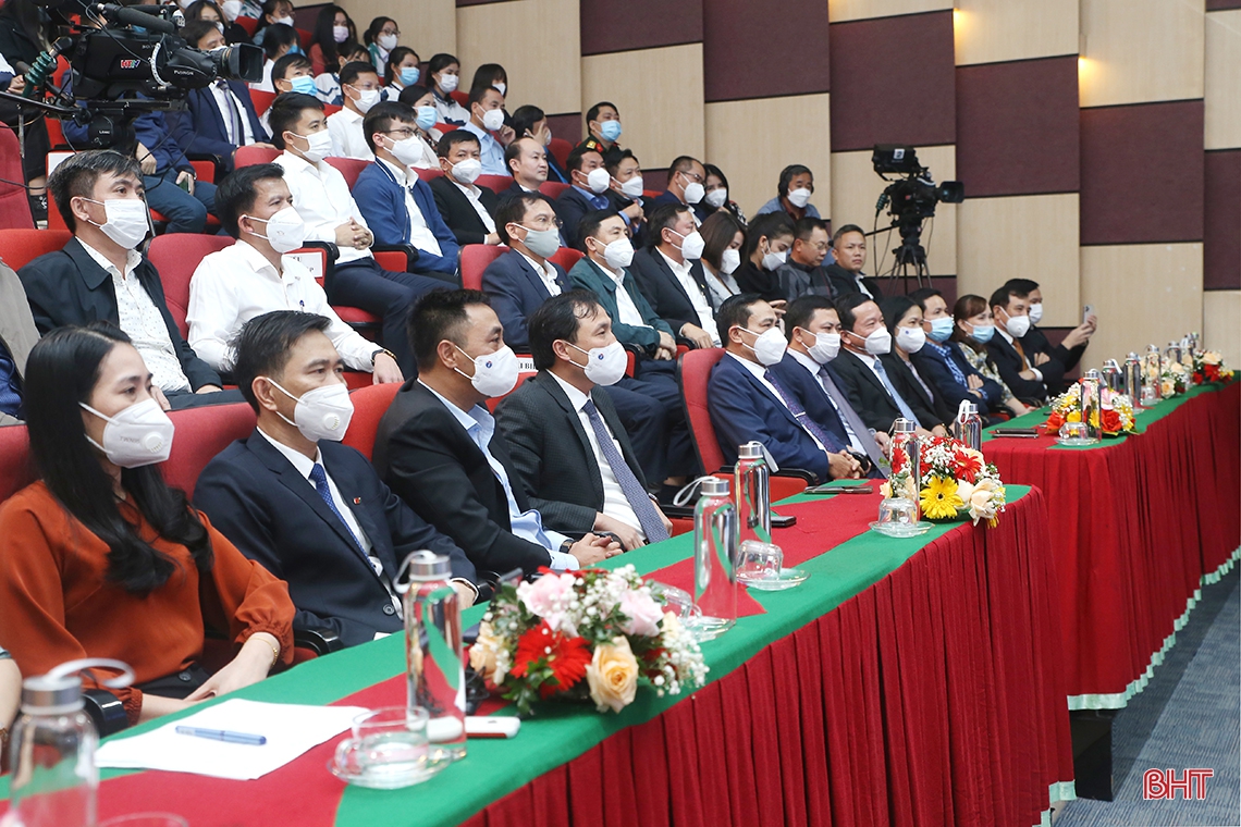 Vinh danh học sinh giỏi và tri ân các nhà hảo tâm đóng góp xây dựng quỹ khuyến học Hà Tĩnh