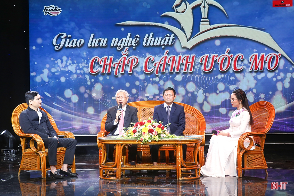 Vinh danh học sinh giỏi và tri ân các nhà hảo tâm đóng góp xây dựng quỹ khuyến học Hà Tĩnh