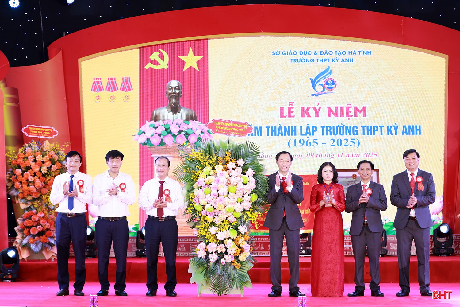 Lãnh đạo phường Sông Trí tặng hoa chúc mừng Trường THPT Kỳ Anh.