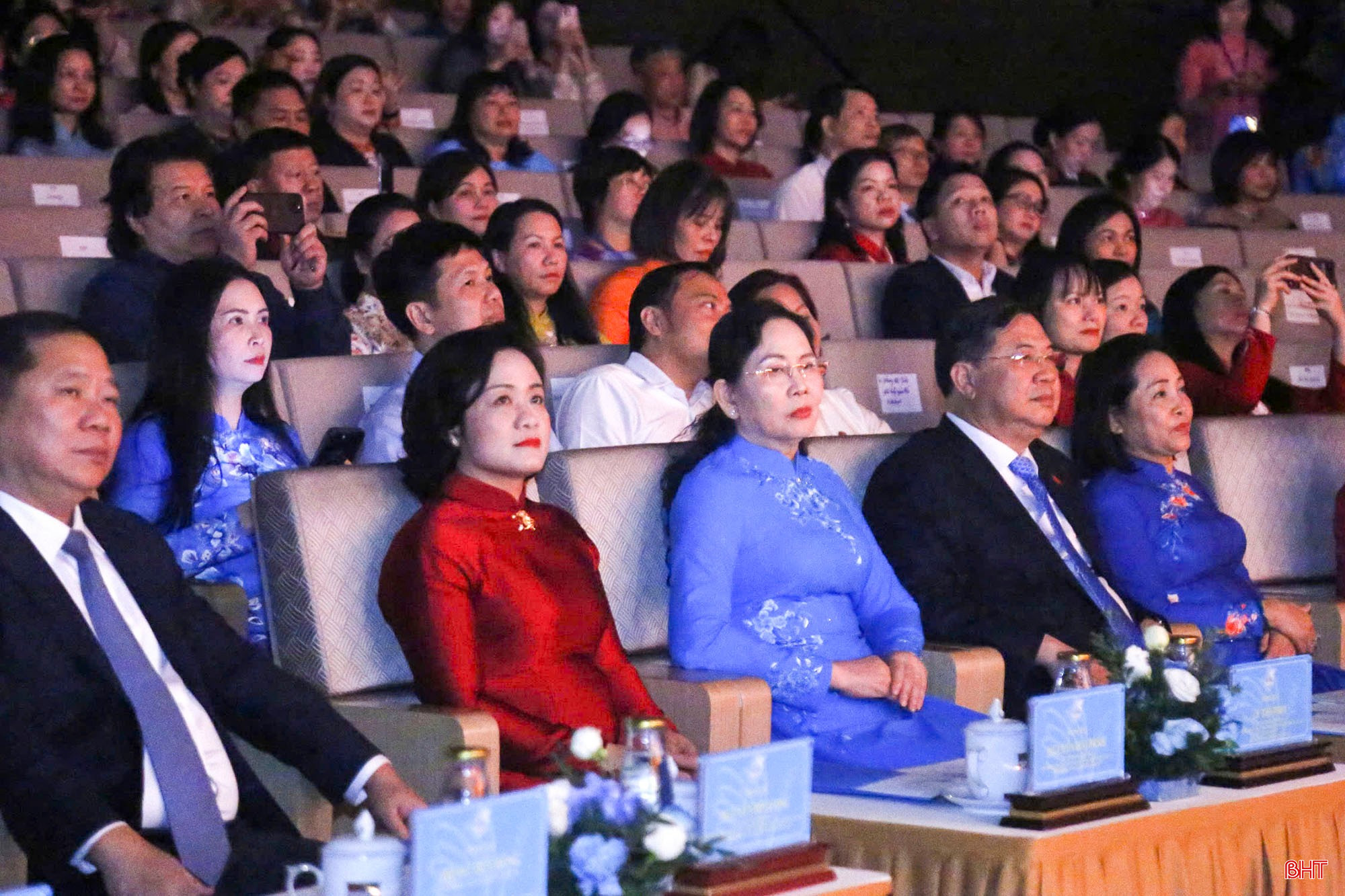 Đại biểu tham dự Chương trình “Rạng ngời phụ nữ Việt Nam” do Trung ương Hội LHPN Việt Nam tổ chức.