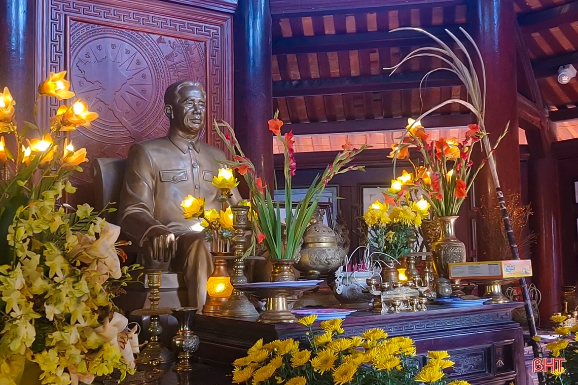 Thăm khu di tích đền thờ cố Tổng Bí thư Lê Duẩn dịp thành lập Đảng