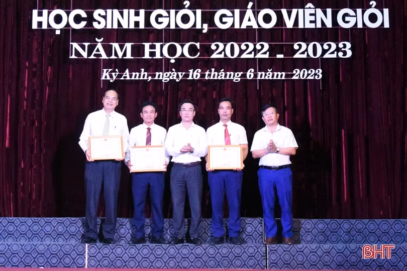 Huyện Kỳ Anh tuyên dương 156 học sinh giỏi
