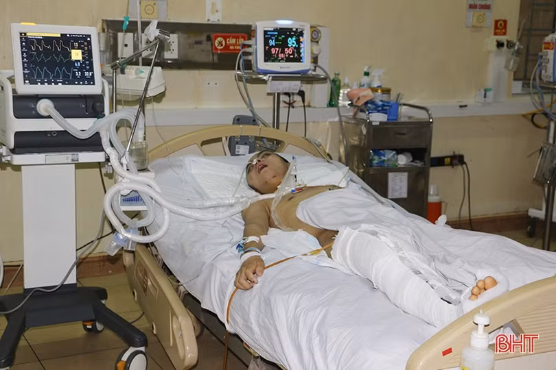 MS2312: Người mẹ nghèo bất lực nhìn con trai “giành giật” sự sống trên giường bệnh