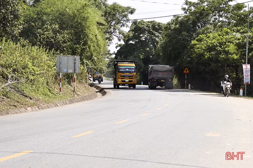 Nơm nớp lo tai nạn giao thông khi qua ngã tư cầu Đồng Văn