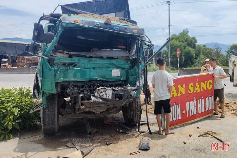 Xe tải tông nhau, một tài xế nhập viện cấp cứu