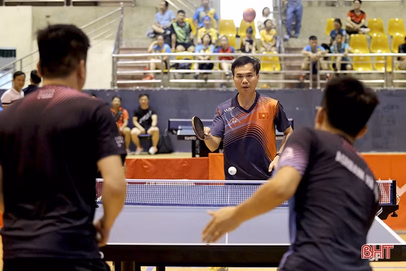 Những trận bán kết kịch tính tại Giải Bóng bàn Báo Hà Tĩnh