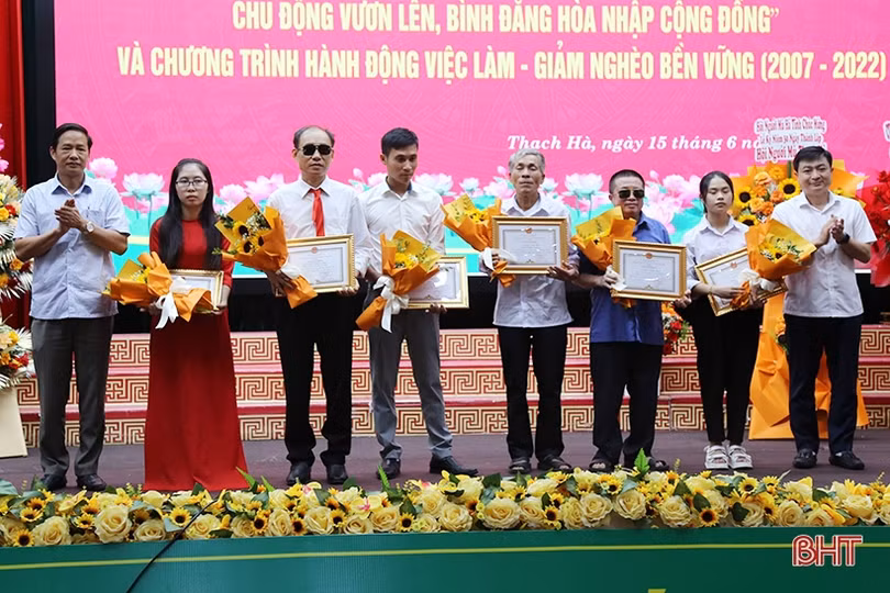 Tăng cường chăm lo, đào tạo nghề cho người mù, người khuyết tật